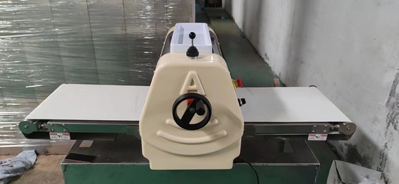 75 কেজি 370mm Dough Pressing Cooking Equipment With 2.5kg Rolling Capacity 75 কেজি 370 মিমি ডগ প্রেসিং রান্নার যন্ত্রপাতি 2.5 কেজি রোলিং ক্ষমতা সহ