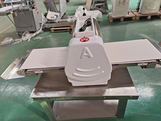 75 কেজি 370mm Dough Pressing Cooking Equipment With 2.5kg Rolling Capacity 75 কেজি 370 মিমি ডগ প্রেসিং রান্নার যন্ত্রপাতি 2.5 কেজি রোলিং ক্ষমতা সহ