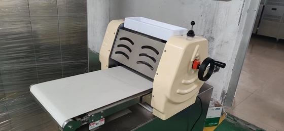 75 কেজি 370mm Dough Pressing Cooking Equipment With 2.5kg Rolling Capacity 75 কেজি 370 মিমি ডগ প্রেসিং রান্নার যন্ত্রপাতি 2.5 কেজি রোলিং ক্ষমতা সহ