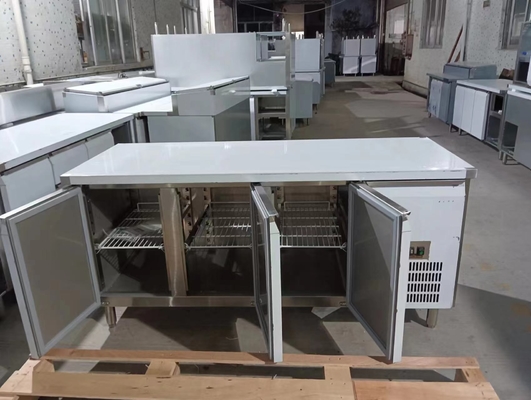 2~8°C 220-240V/1PH/50HZ SS304 রেফ্রিজারেশন চিলার 3 দরজা খাদ্য সংরক্ষণের জন্য কাজের টেবিল